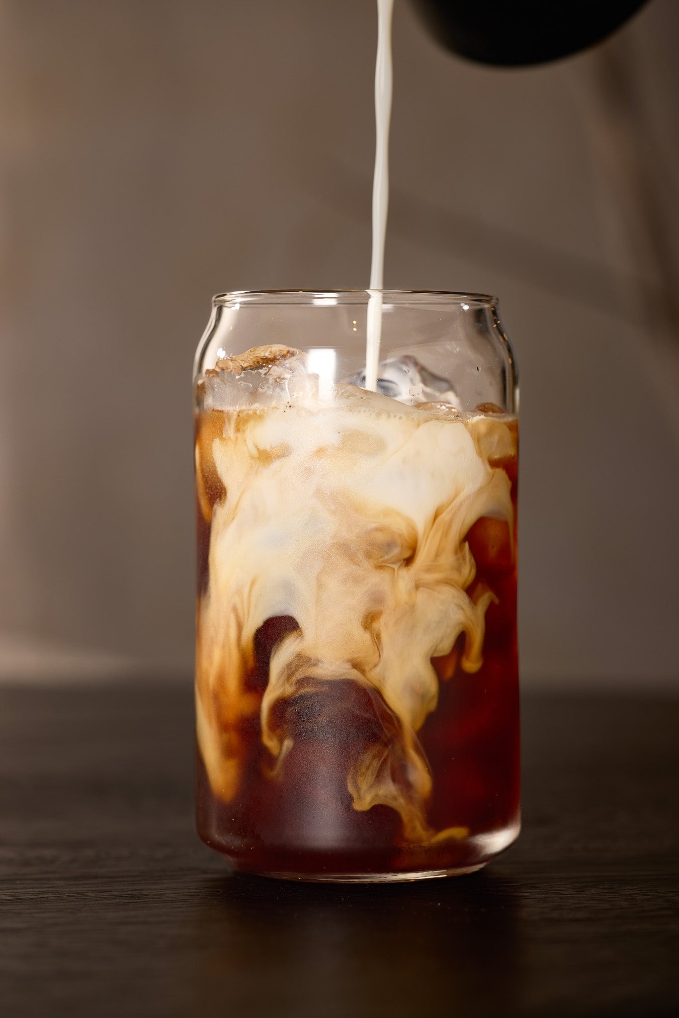 Iced latte en casa: mejor café, menos hielo - Blackdrop Coffee