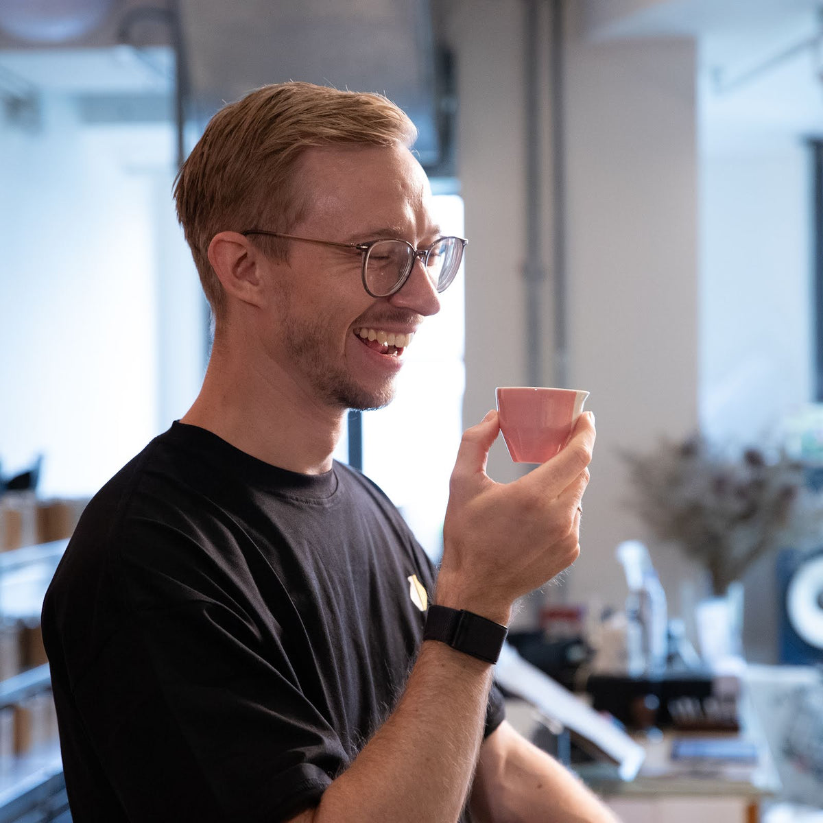 Martin Wölfl, campeón mundial World Brewers Cup 2024, bebiendo de una taza 2-WayCup